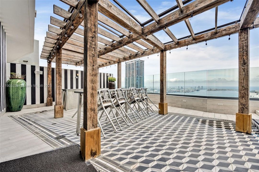 For Sale: $1,100,000 (2 beds, 2 baths, 1088 Square Feet)