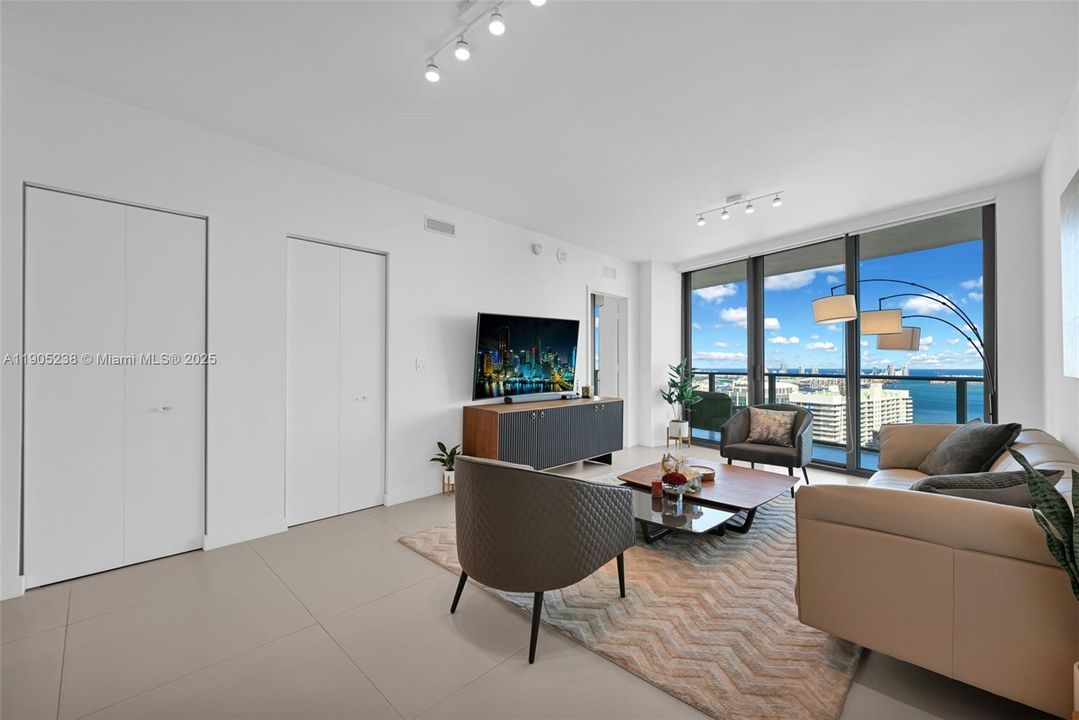 For Sale: $1,100,000 (2 beds, 2 baths, 1088 Square Feet)