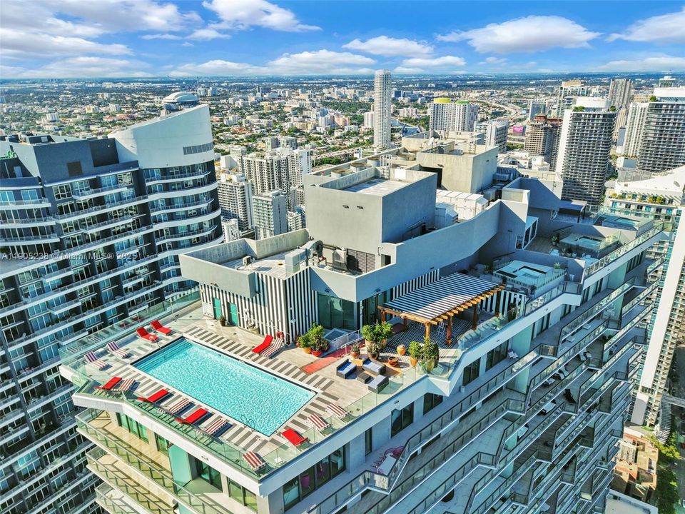 For Sale: $1,100,000 (2 beds, 2 baths, 1088 Square Feet)