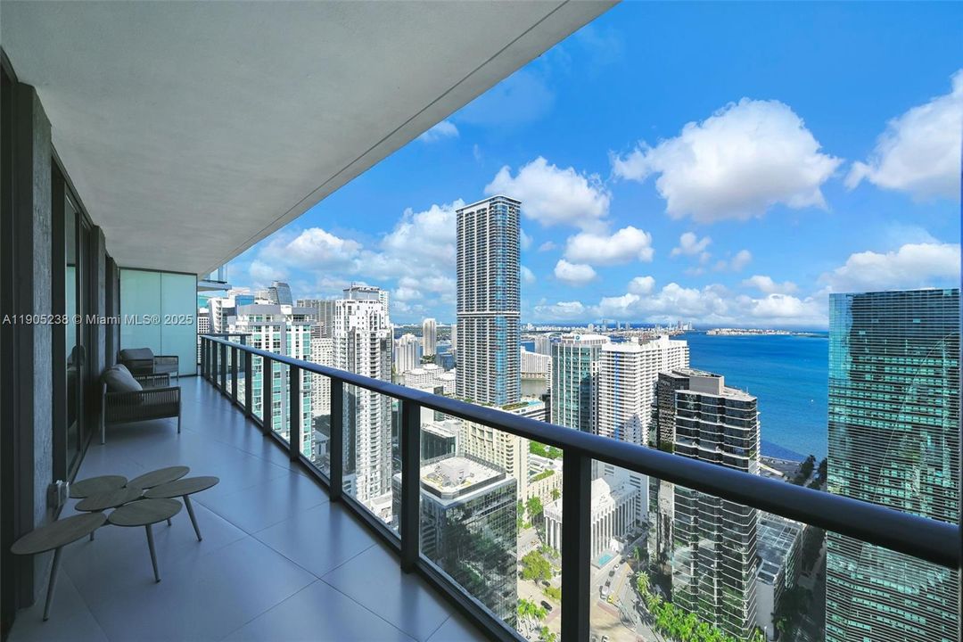 For Sale: $1,100,000 (2 beds, 2 baths, 1088 Square Feet)