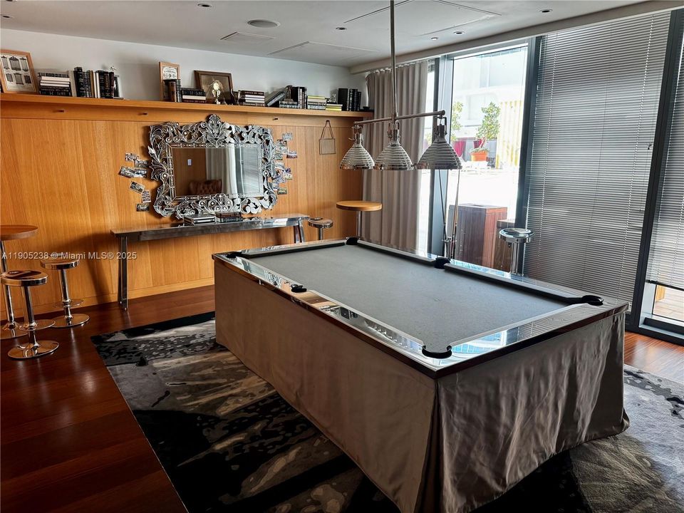 For Sale: $1,100,000 (2 beds, 2 baths, 1088 Square Feet)