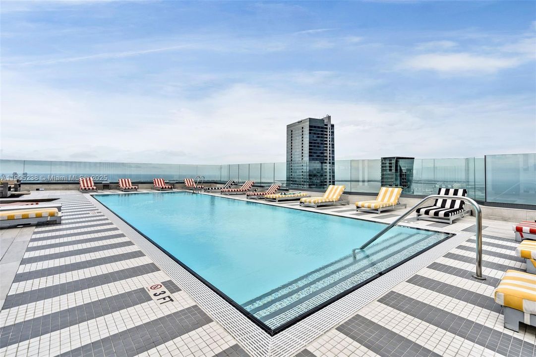 For Sale: $1,100,000 (2 beds, 2 baths, 1088 Square Feet)