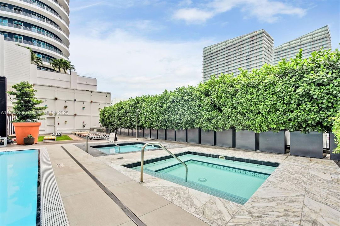 For Sale: $1,100,000 (2 beds, 2 baths, 1088 Square Feet)