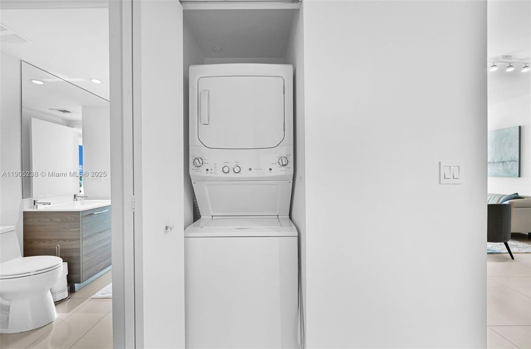 For Sale: $1,100,000 (2 beds, 2 baths, 1088 Square Feet)