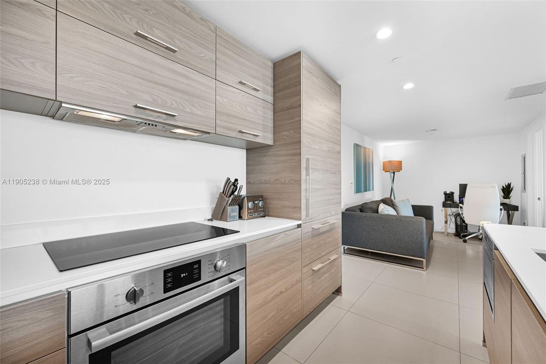 For Sale: $1,100,000 (2 beds, 2 baths, 1088 Square Feet)