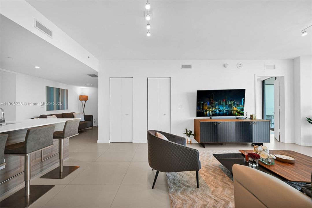 For Sale: $1,100,000 (2 beds, 2 baths, 1088 Square Feet)