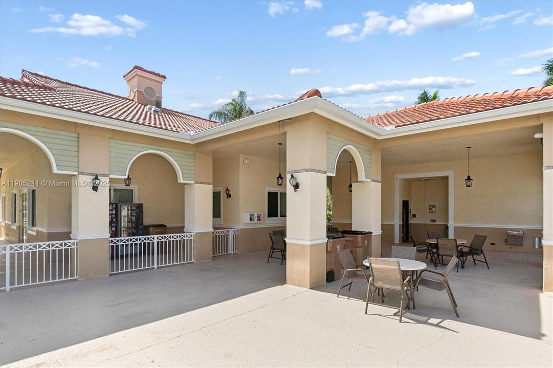 合同活跃: $465,000 (3 贝兹, 2 浴室, 1495 平方英尺)