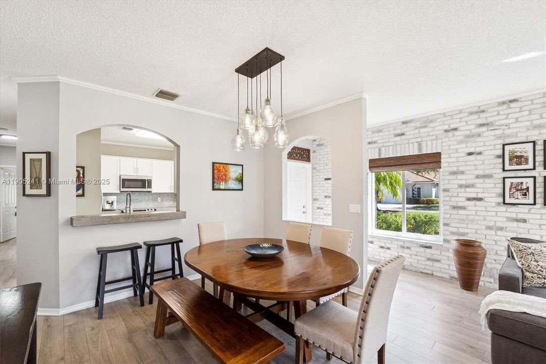 合同活跃: $465,000 (3 贝兹, 2 浴室, 1495 平方英尺)