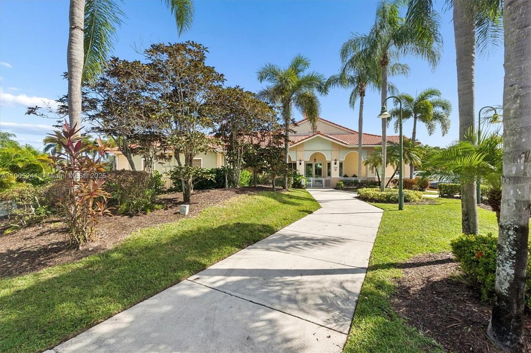 合同活跃: $465,000 (3 贝兹, 2 浴室, 1495 平方英尺)