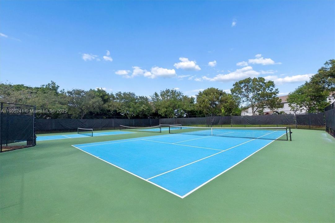 合同活跃: $465,000 (3 贝兹, 2 浴室, 1495 平方英尺)