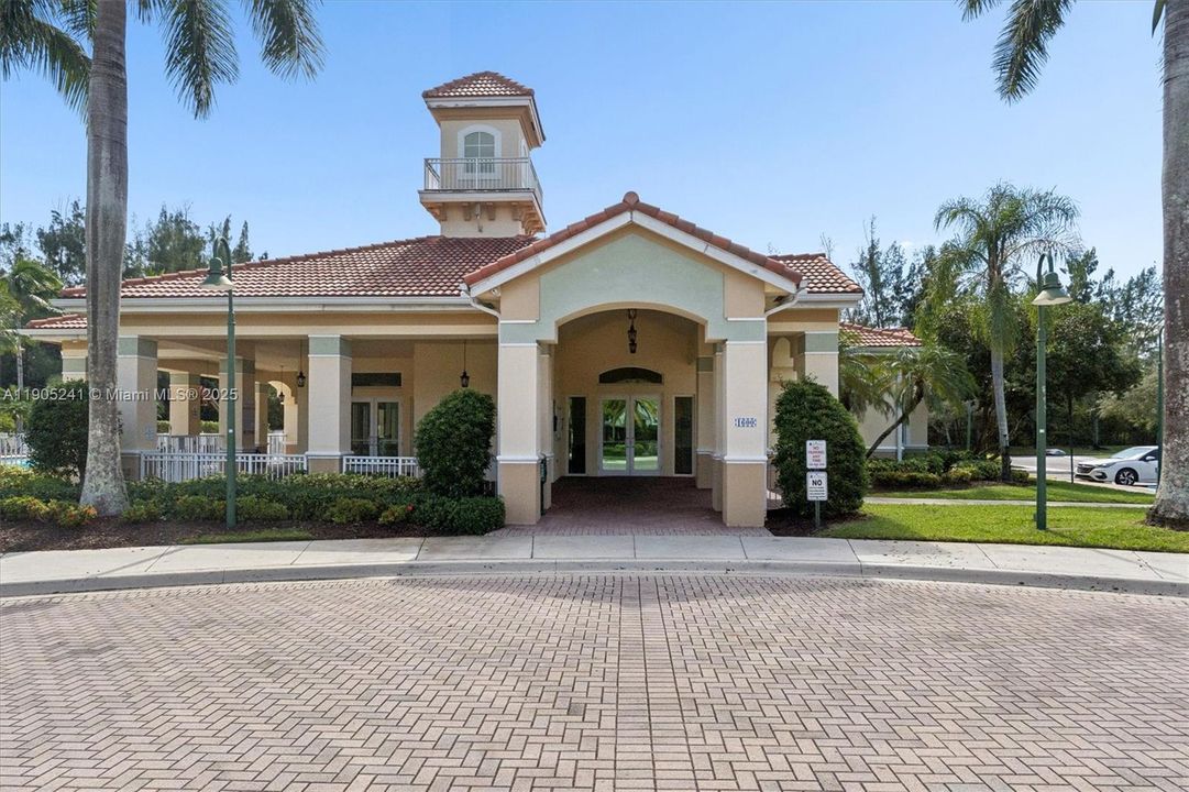 合同活跃: $465,000 (3 贝兹, 2 浴室, 1495 平方英尺)