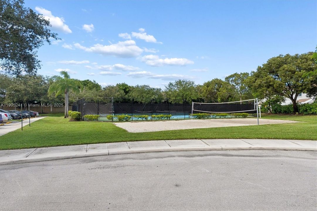 合同活跃: $465,000 (3 贝兹, 2 浴室, 1495 平方英尺)