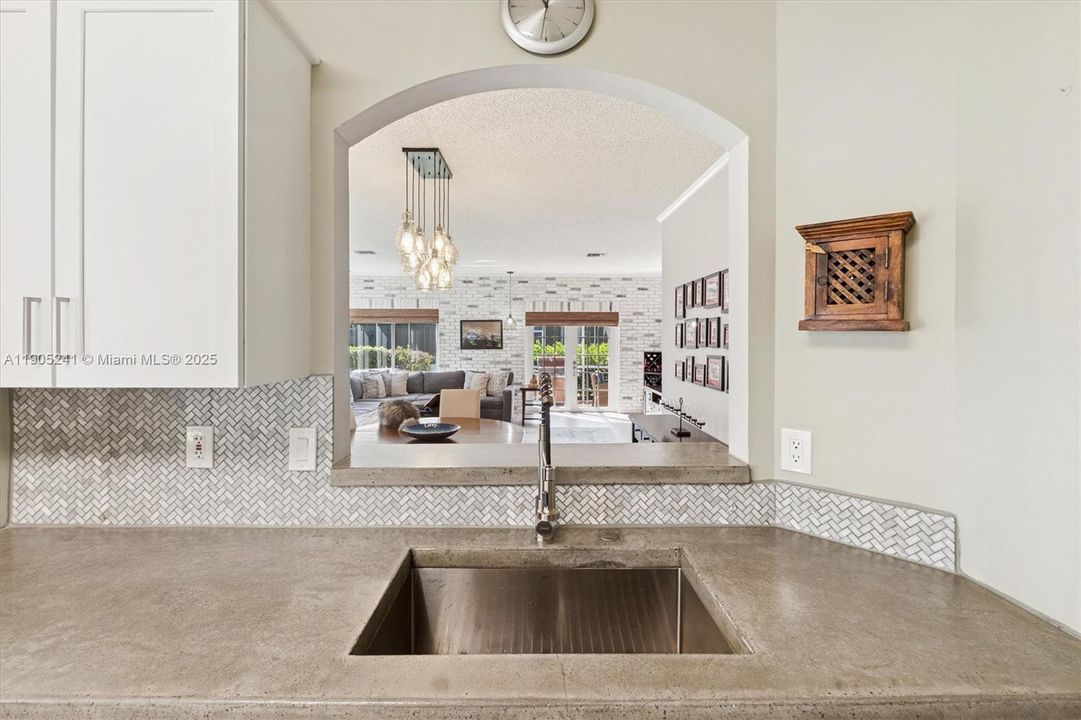 合同活跃: $465,000 (3 贝兹, 2 浴室, 1495 平方英尺)