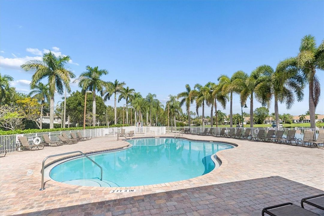 合同活跃: $465,000 (3 贝兹, 2 浴室, 1495 平方英尺)