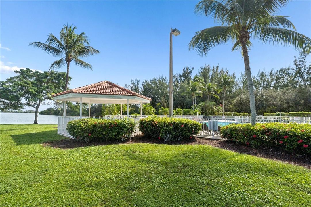 合同活跃: $465,000 (3 贝兹, 2 浴室, 1495 平方英尺)