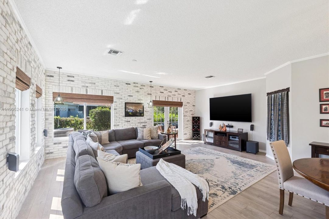 合同活跃: $465,000 (3 贝兹, 2 浴室, 1495 平方英尺)