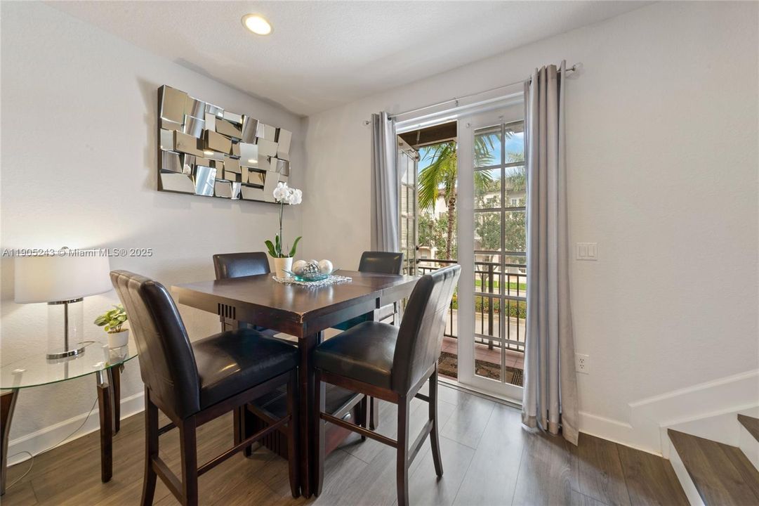 最近租的: $3,100 (3 贝兹, 3 浴室, 1670 平方英尺)