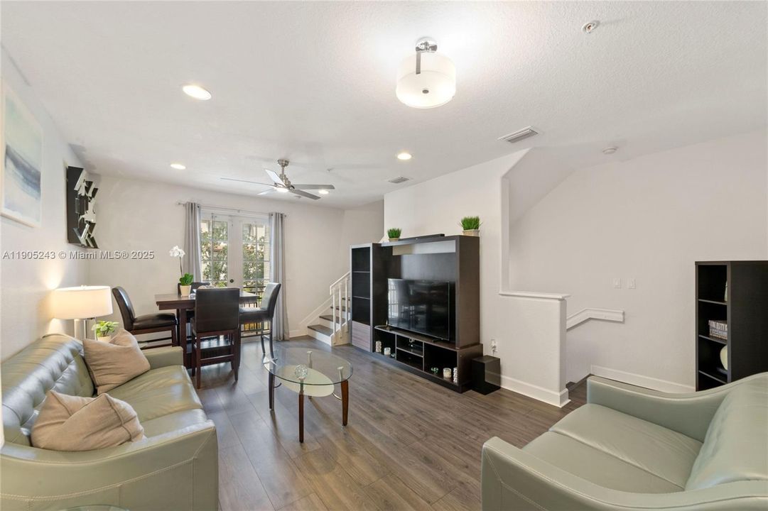 最近租的: $3,100 (3 贝兹, 3 浴室, 1670 平方英尺)