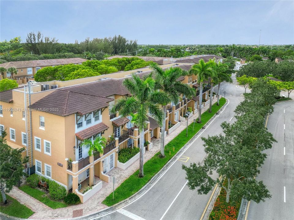 最近租的: $3,100 (3 贝兹, 3 浴室, 1670 平方英尺)