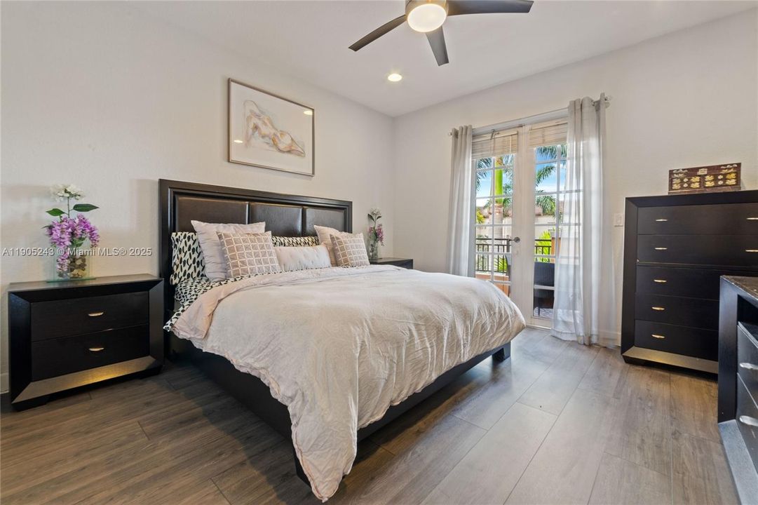 最近租的: $3,100 (3 贝兹, 3 浴室, 1670 平方英尺)