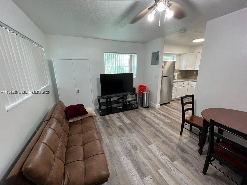 For Rent: $1,450 (1 beds, 1 baths, 1675 Square Feet)