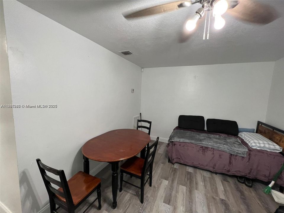 For Rent: $1,450 (1 beds, 1 baths, 1675 Square Feet)