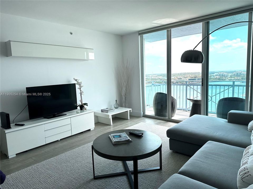 合同活跃: $8,000 (2 贝兹, 2 浴室, 1090 平方英尺)