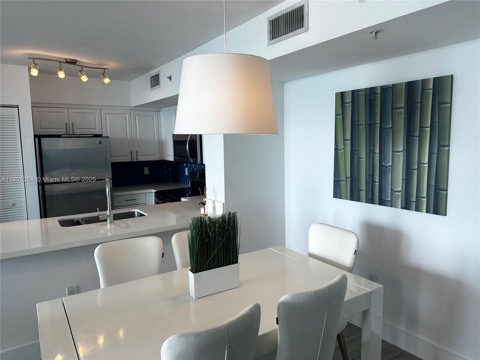 合同活跃: $8,000 (2 贝兹, 2 浴室, 1090 平方英尺)