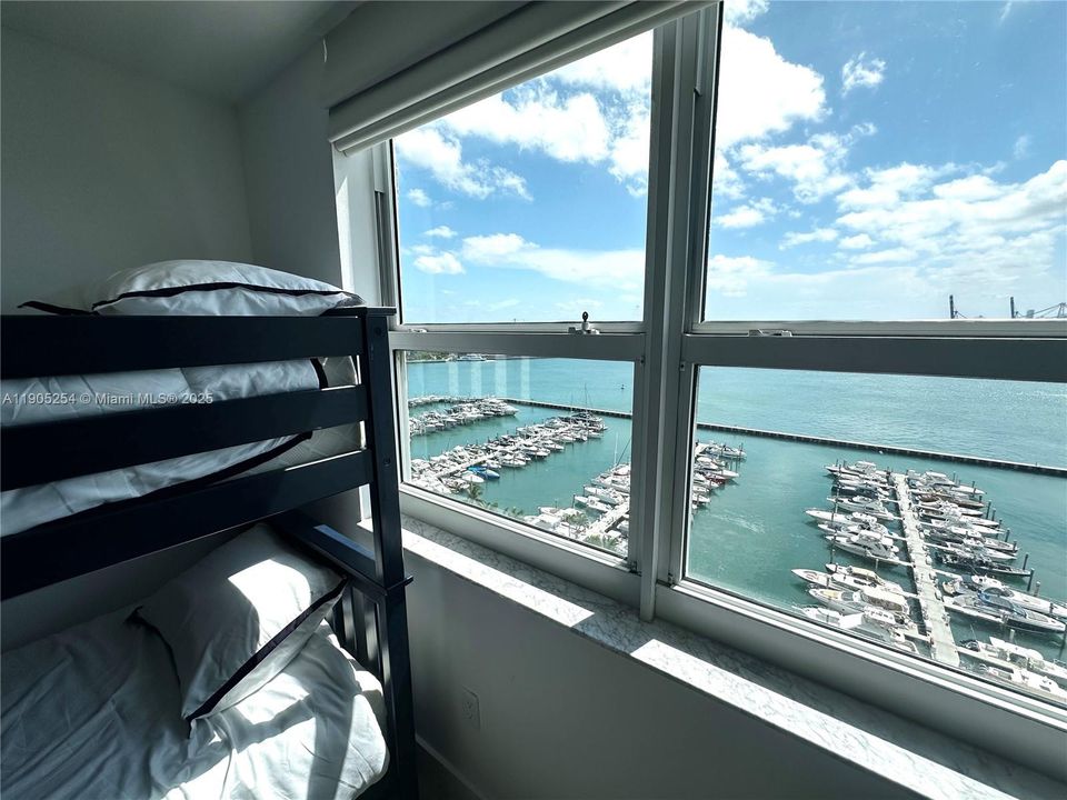 合同活跃: $8,000 (2 贝兹, 2 浴室, 1090 平方英尺)