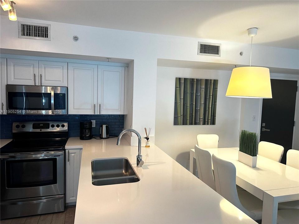 合同活跃: $8,000 (2 贝兹, 2 浴室, 1090 平方英尺)