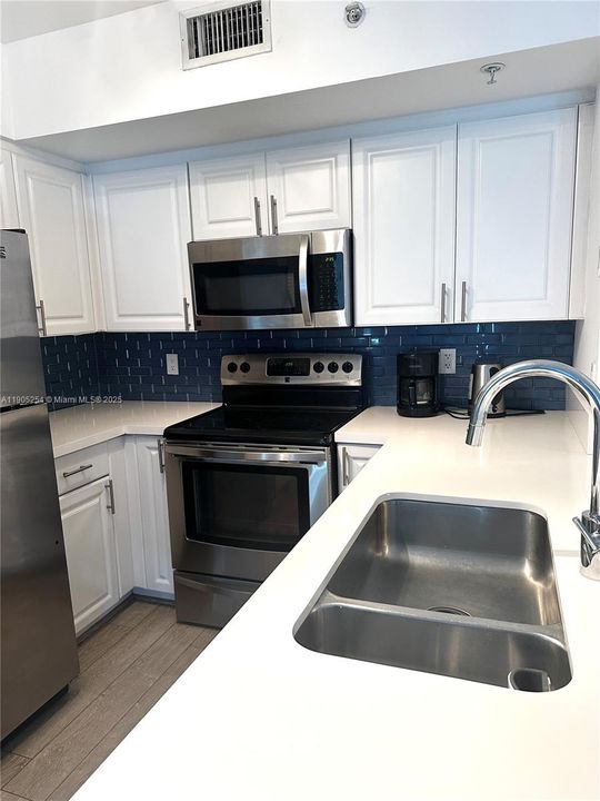 合同活跃: $8,000 (2 贝兹, 2 浴室, 1090 平方英尺)