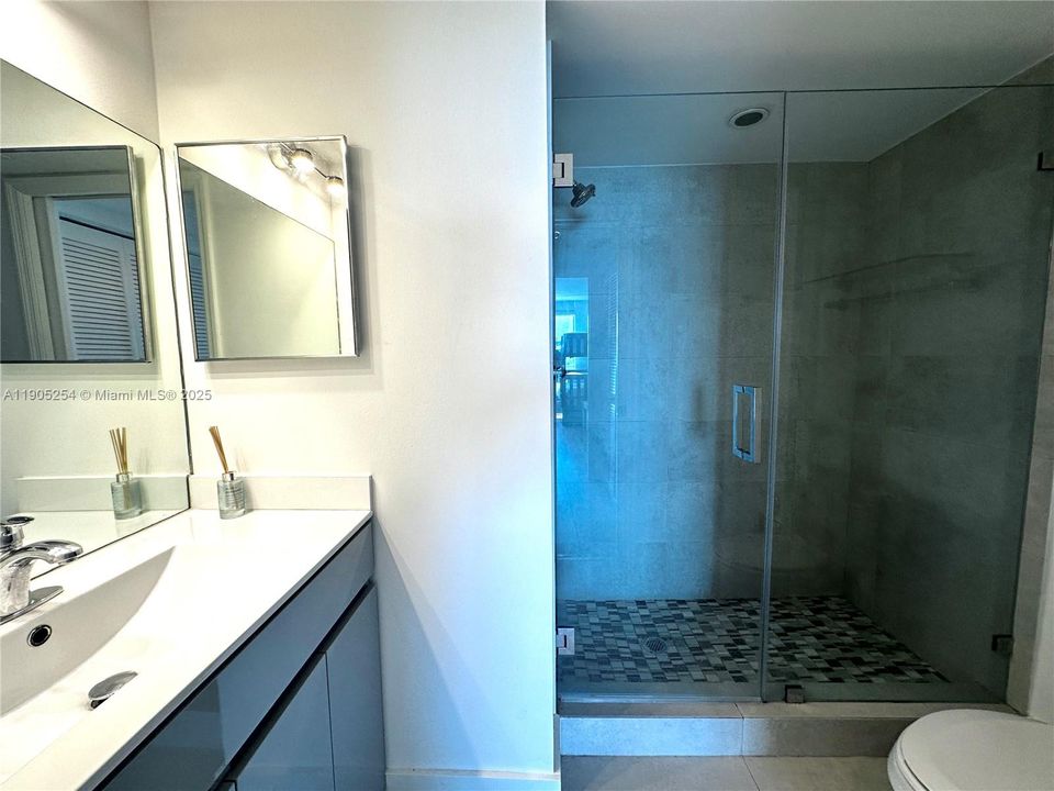 合同活跃: $8,000 (2 贝兹, 2 浴室, 1090 平方英尺)