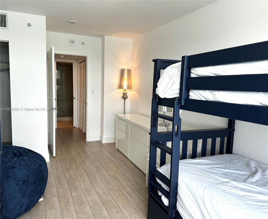 合同活跃: $8,000 (2 贝兹, 2 浴室, 1090 平方英尺)