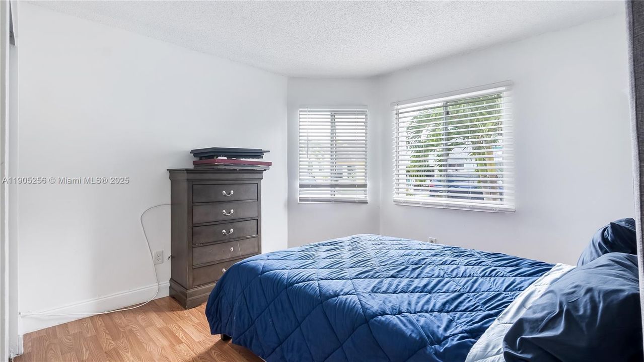 Под контрактом: $425,000 (3 спален, 2 ванн, 1470 Квадратных фут)