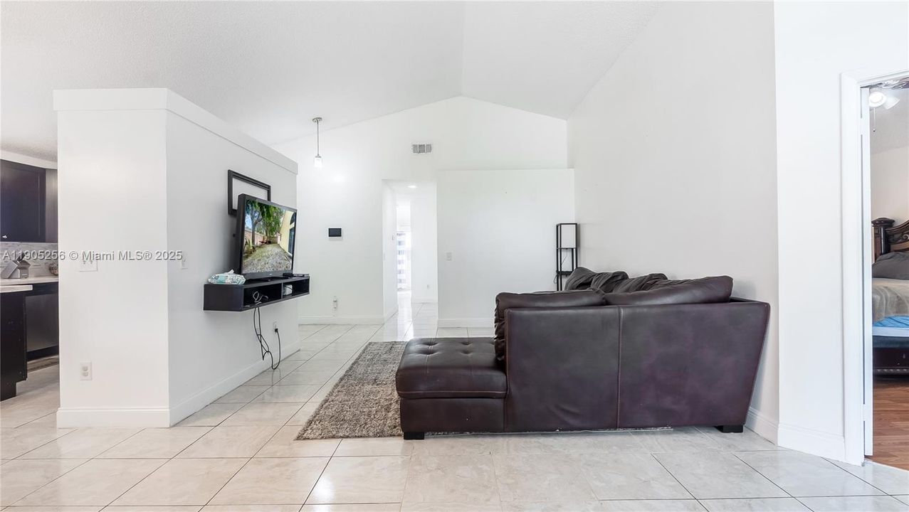 Под контрактом: $425,000 (3 спален, 2 ванн, 1470 Квадратных фут)