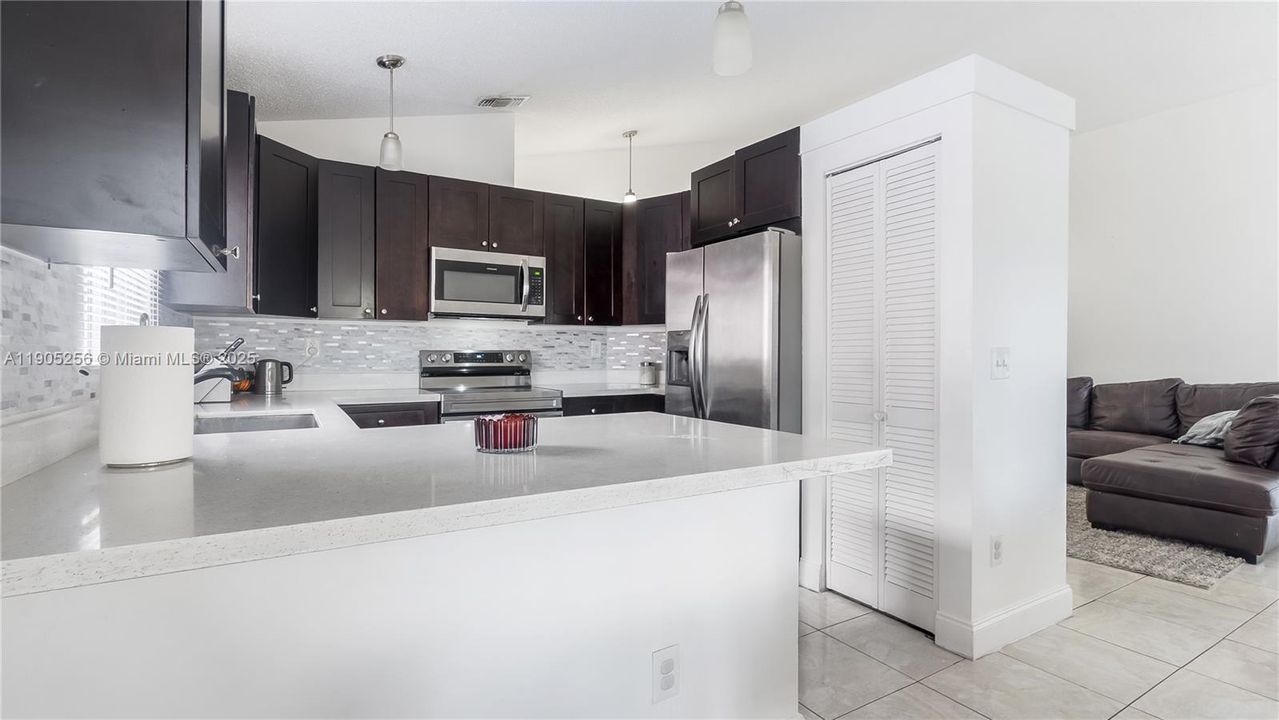 Под контрактом: $425,000 (3 спален, 2 ванн, 1470 Квадратных фут)