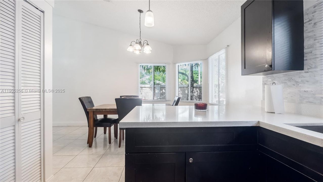 Под контрактом: $425,000 (3 спален, 2 ванн, 1470 Квадратных фут)