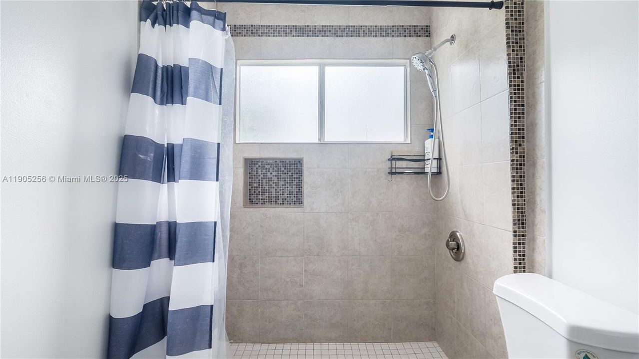 Под контрактом: $425,000 (3 спален, 2 ванн, 1470 Квадратных фут)