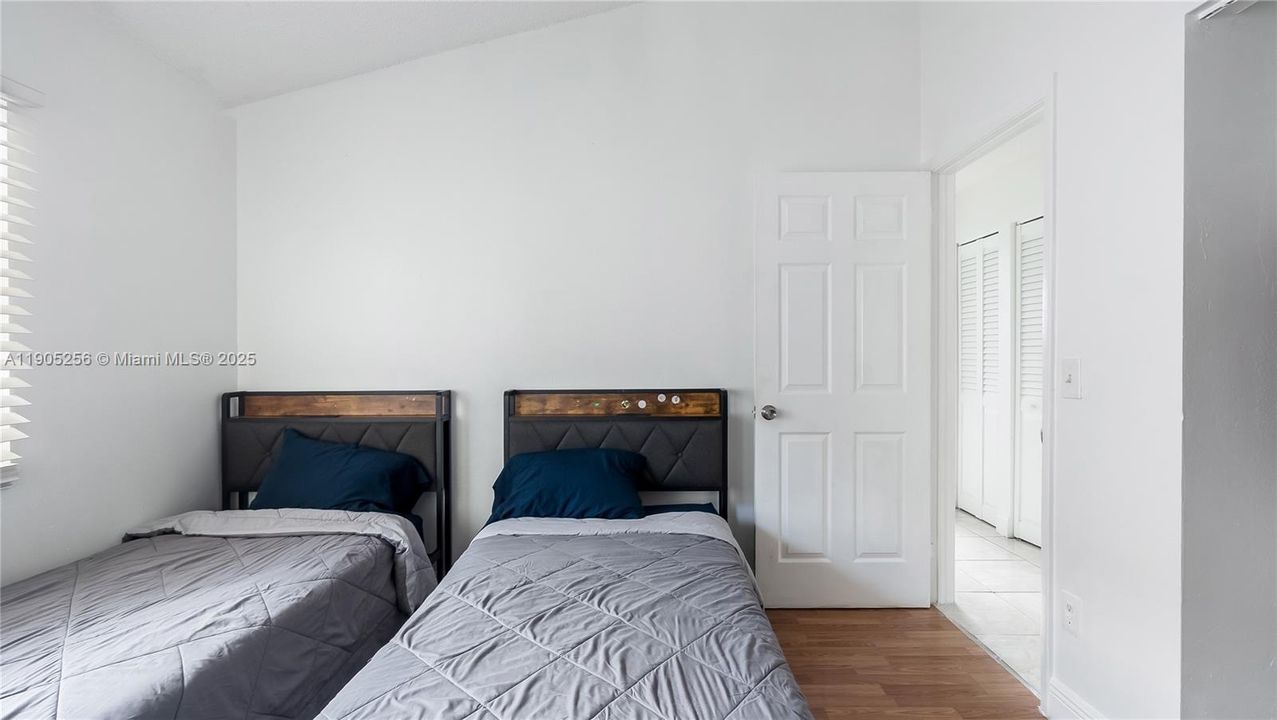 Под контрактом: $425,000 (3 спален, 2 ванн, 1470 Квадратных фут)