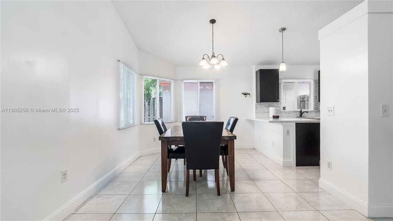 Под контрактом: $425,000 (3 спален, 2 ванн, 1470 Квадратных фут)