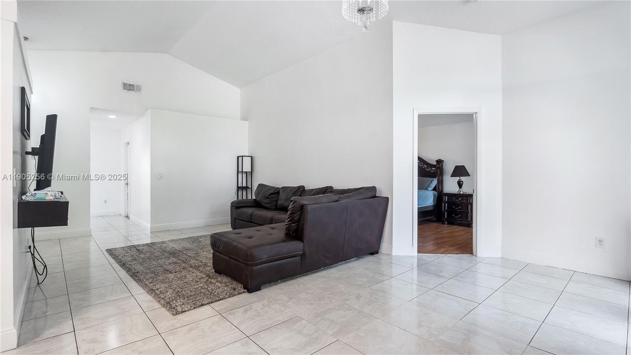 Под контрактом: $425,000 (3 спален, 2 ванн, 1470 Квадратных фут)