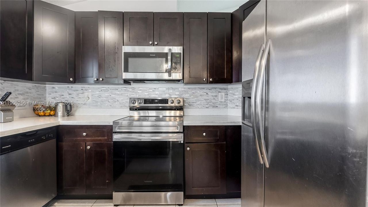 Под контрактом: $425,000 (3 спален, 2 ванн, 1470 Квадратных фут)