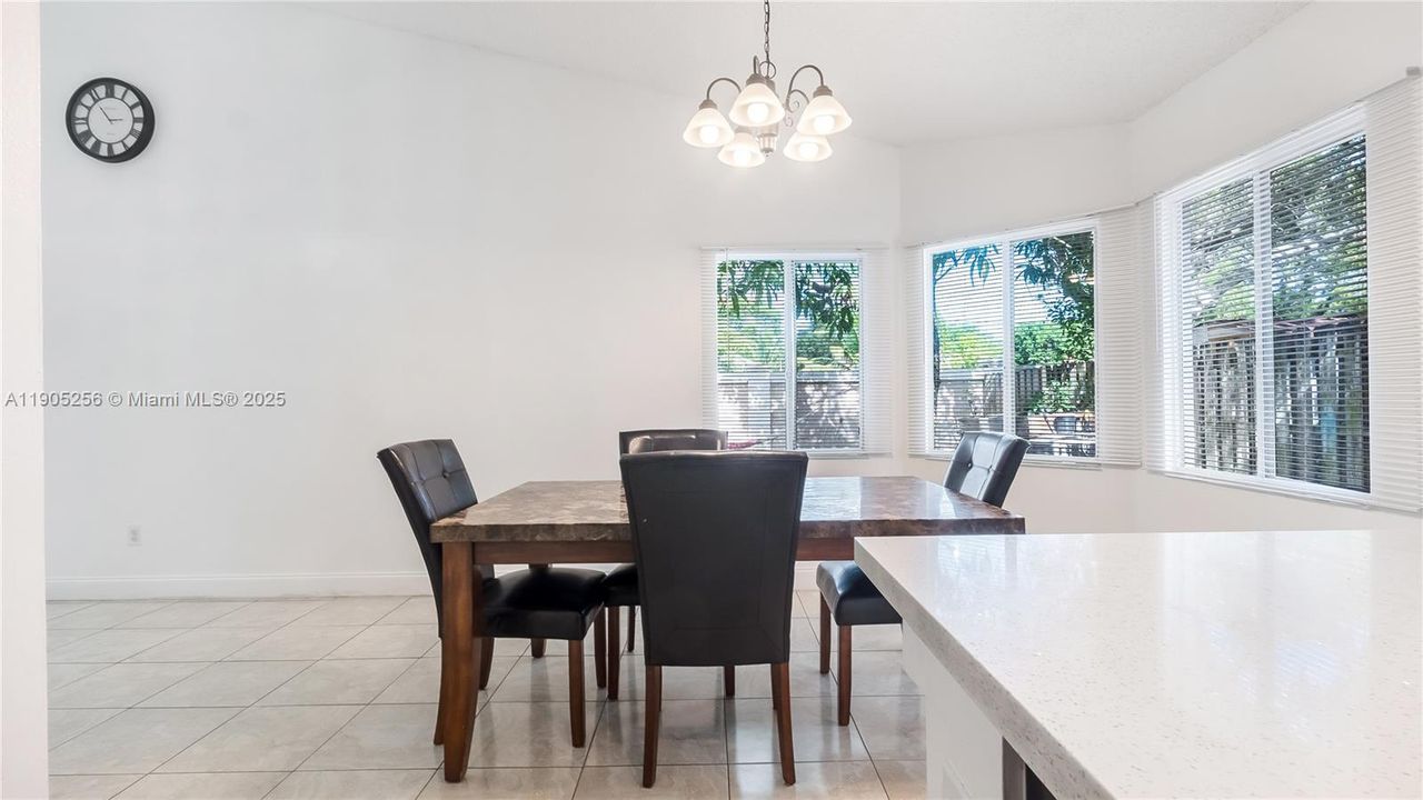 Под контрактом: $425,000 (3 спален, 2 ванн, 1470 Квадратных фут)