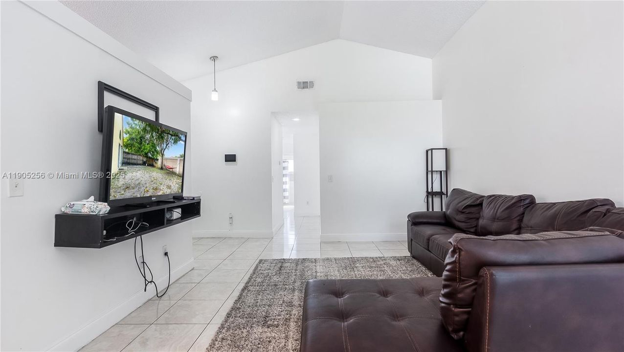 Под контрактом: $425,000 (3 спален, 2 ванн, 1470 Квадратных фут)