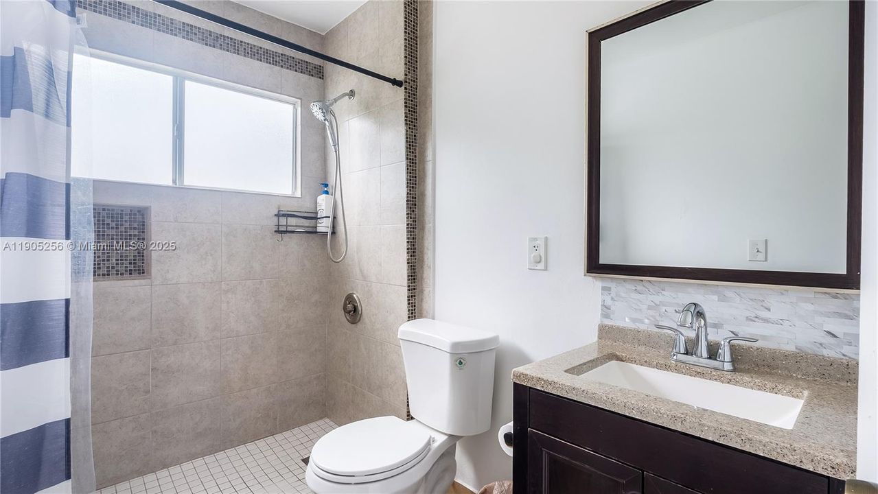 Под контрактом: $425,000 (3 спален, 2 ванн, 1470 Квадратных фут)