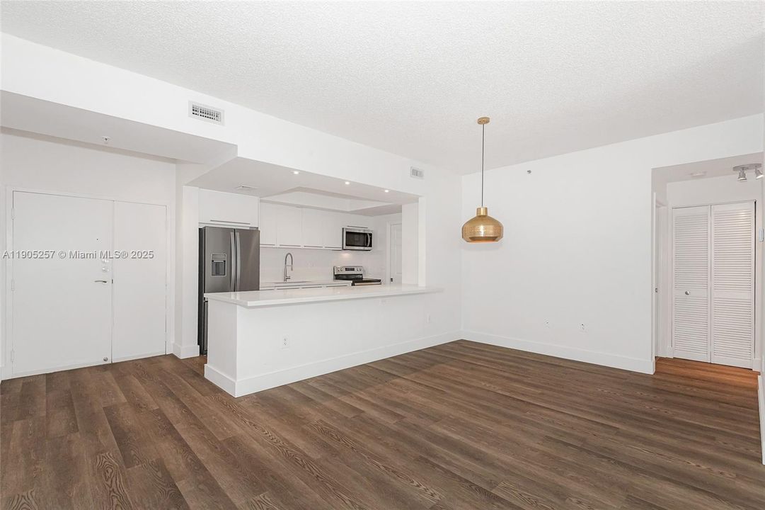 合同活跃: $380,000 (2 贝兹, 2 浴室, 1130 平方英尺)