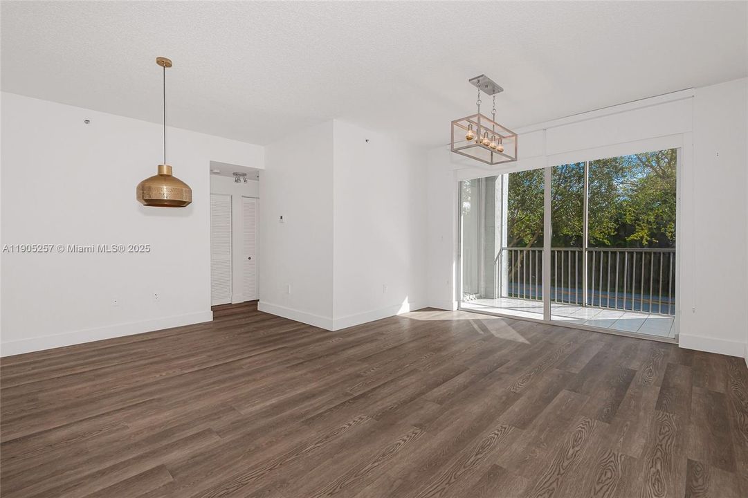 合同活跃: $380,000 (2 贝兹, 2 浴室, 1130 平方英尺)