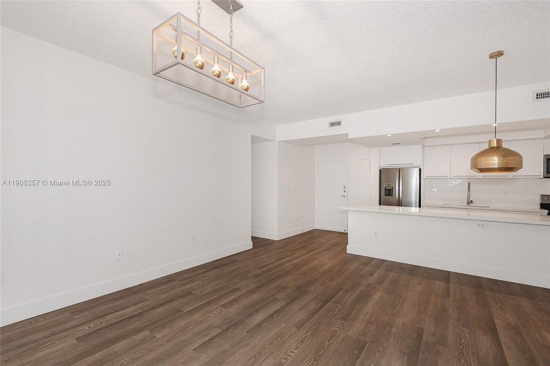 合同活跃: $380,000 (2 贝兹, 2 浴室, 1130 平方英尺)