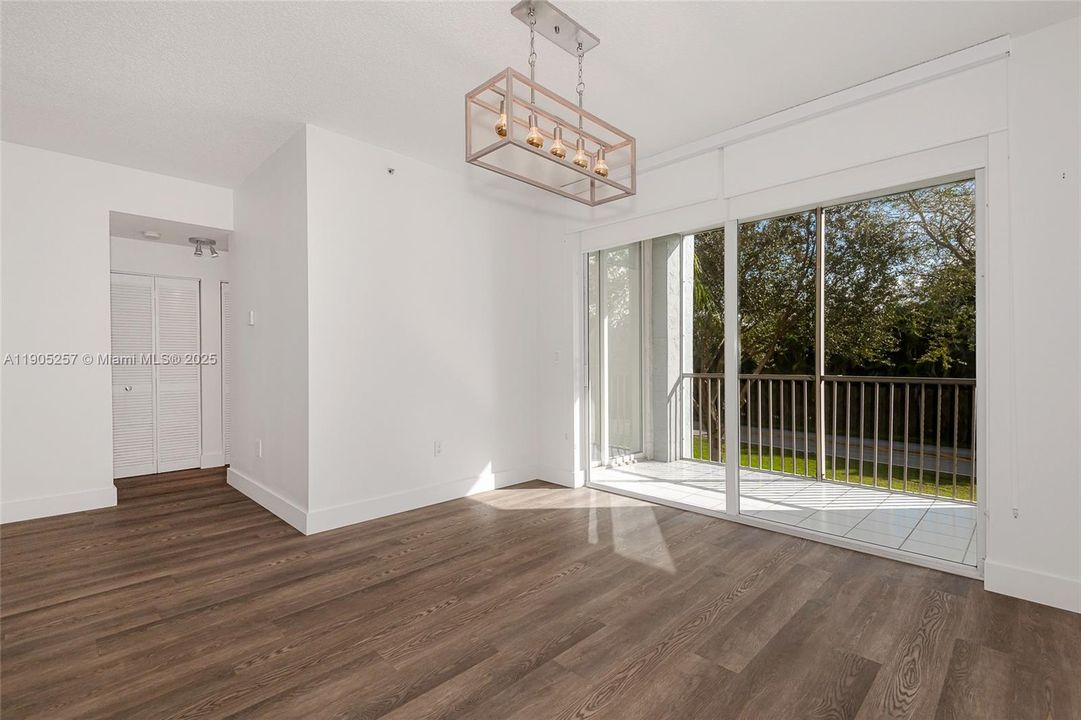 合同活跃: $380,000 (2 贝兹, 2 浴室, 1130 平方英尺)