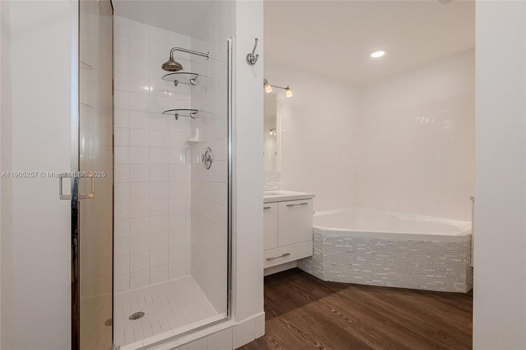 合同活跃: $380,000 (2 贝兹, 2 浴室, 1130 平方英尺)